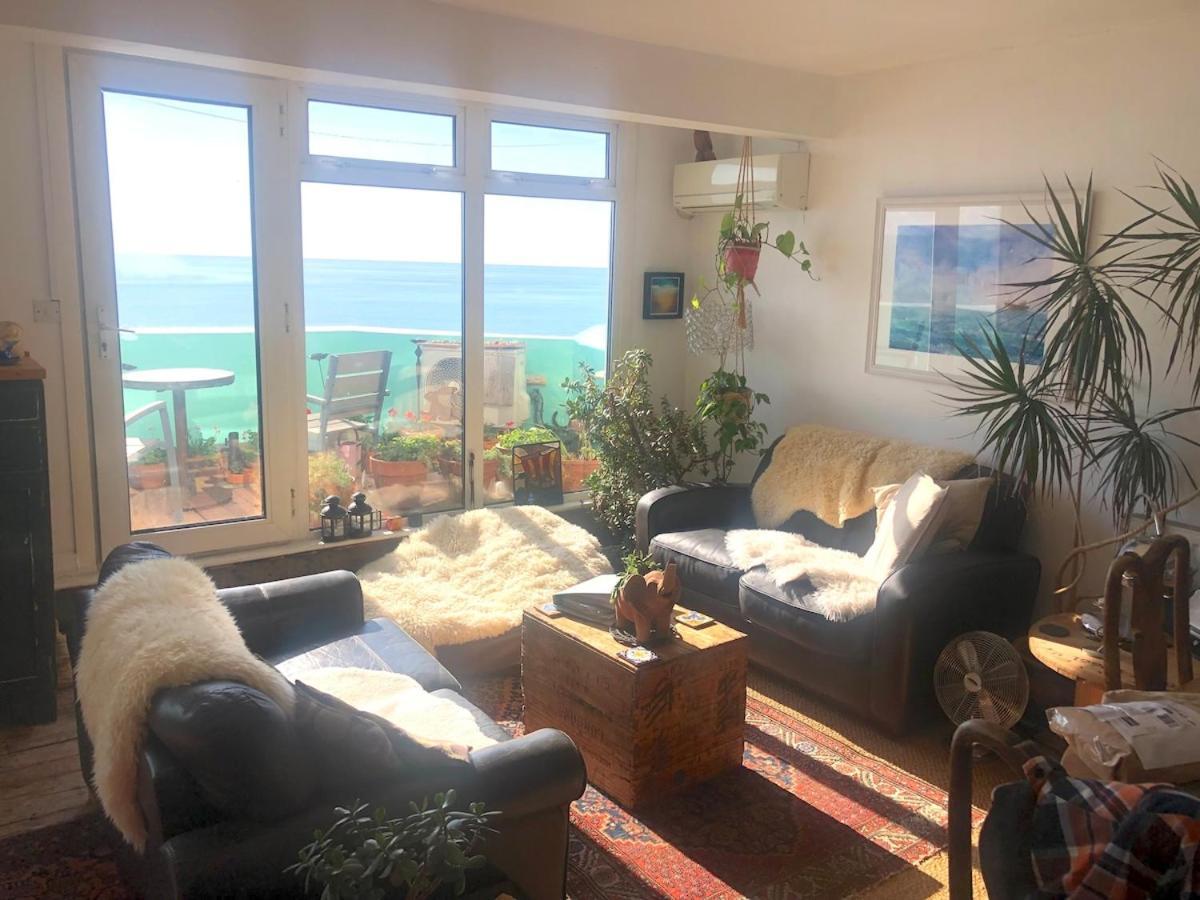 Apartment Seafront Balcony, Lovely Spacious Relaxing Flat